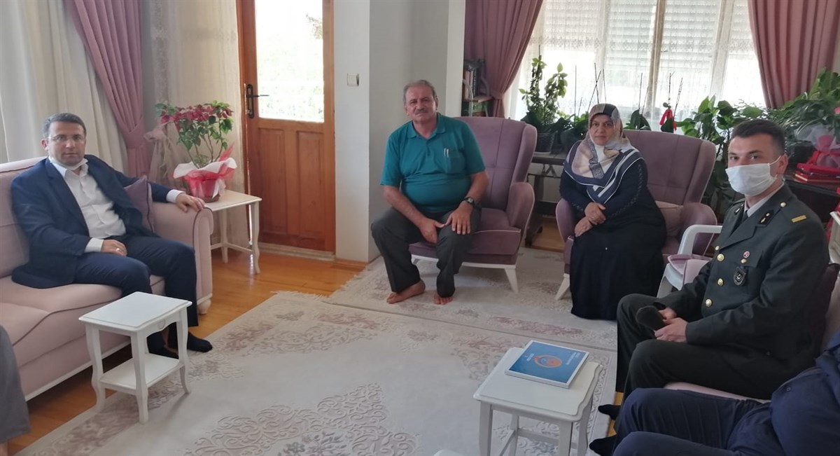 Kaymakam Çimşit, Kurban Bayramı Dolayısıyla 15 Temmuz Şehidi Yasin Naci Ağaroğlu nun Ailesini Ziyareti