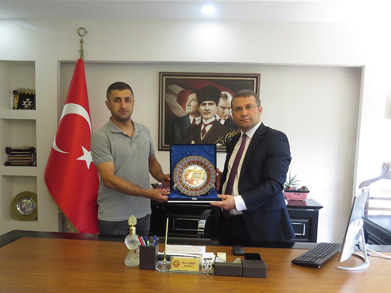 J. Teğmen Ali Yıldız İlçe Kaymakamı Ömer Çimşit e makamında veda ziyaretinde bulundu