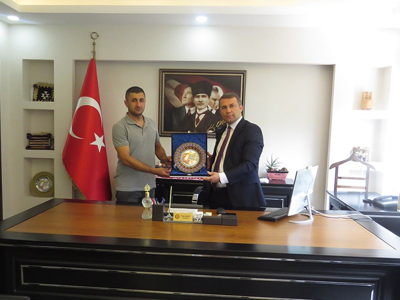 J. Teğmen Ali Yıldız İlçe Kaymakamı Ömer Çimşit e makamında veda ziyaretinde bulundu