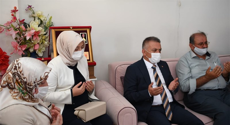 Antalya Valisi Sayın Ersin Yazıcı İlçemizde bulunan 15 Temmuz Şehidi Yasin Naci Ağaroğlu nun Ailesini Ziyaret Etti