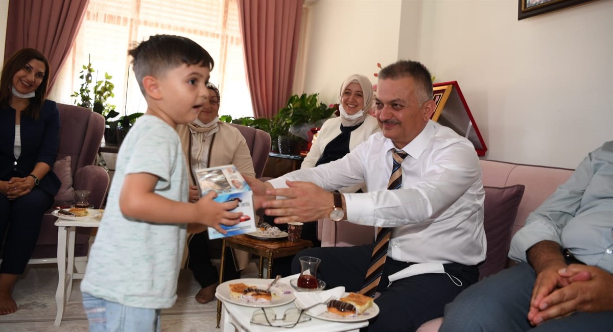 Antalya Valisi Sayın Ersin Yazıcı İlçemizde bulunan 15 Temmuz Şehidi Yasin Naci Ağaroğlu nun Ailesini Ziyaret Etti