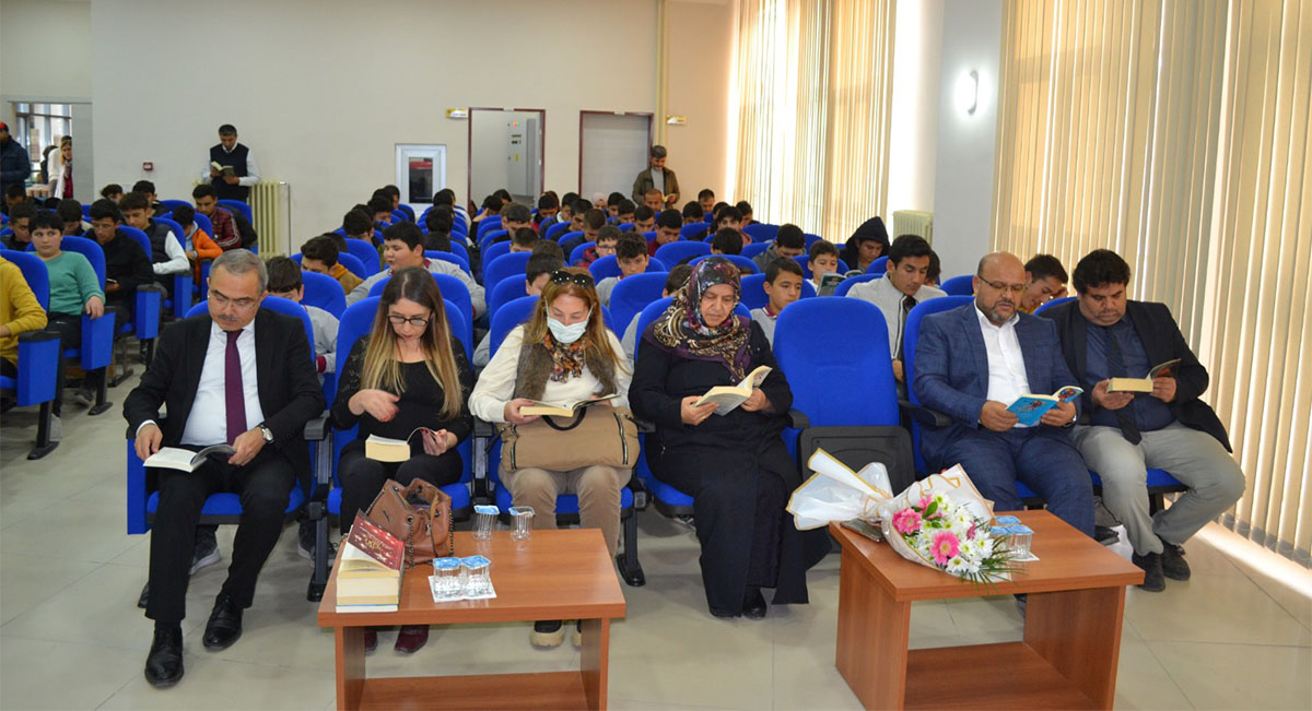 İlçe Kaymakamı Sezgin Üçüncü AHENK Projesi kapsamında Şehit Yasin Naci Ağaroğlu Proje Anadolu İmam Hatip Lisesini ziyaret etti.