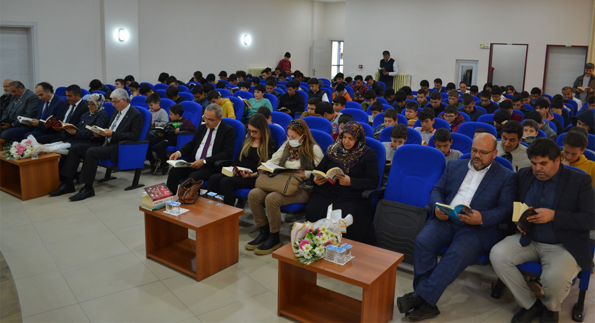 İlçe Kaymakamı Sezgin Üçüncü AHENK Projesi kapsamında Şehit Yasin Naci Ağaroğlu Proje Anadolu İmam Hatip Lisesini ziyaret etti.