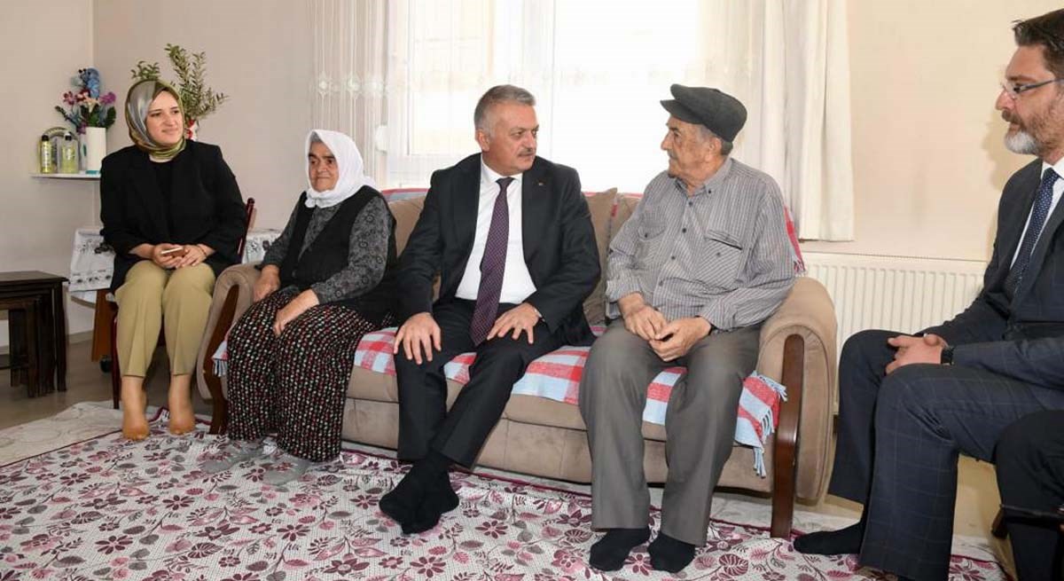1989 yılında Mardin’de şehit olan Jandarma Er Veli Demir’in Korkuteli’de yaşayan ailesini ziyaret eden Vali Yazıcı, şehit ailesinin hatırlarını sorup sohbet etti.