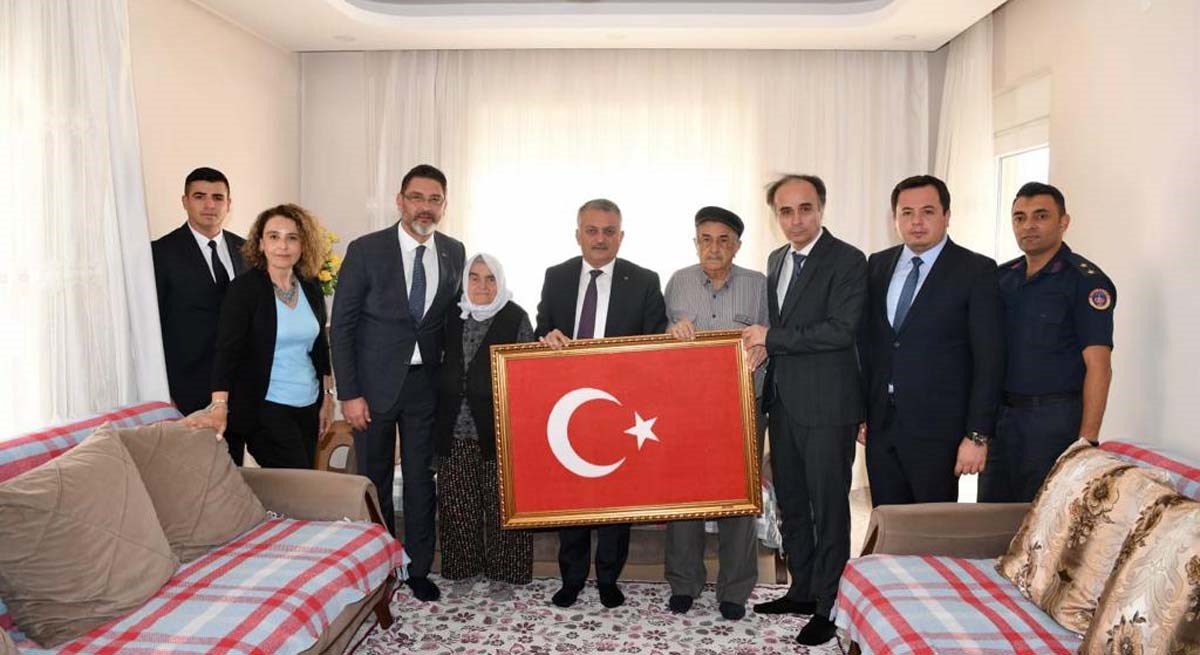 1989 yılında Mardin’de şehit olan Jandarma Er Veli Demir’in Korkuteli’de yaşayan ailesini ziyaret eden Vali Yazıcı, şehit ailesinin hatırlarını sorup sohbet etti.