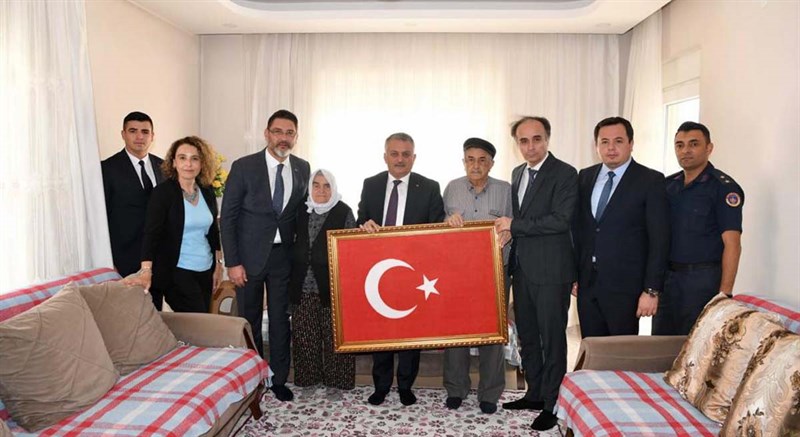 1989 yılında Mardin’de şehit olan Jandarma Er Veli Demir’in Korkuteli’de yaşayan ailesini ziyaret eden Vali Yazıcı, şehit ailesinin hatırlarını sorup sohbet etti.