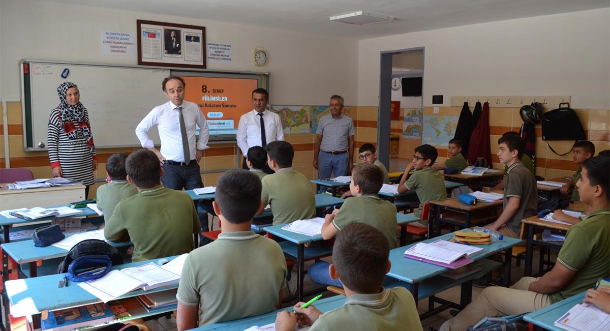 İlçemiz Kaymakamı Sezgin Üçüncü Korkuteli Şehit Tuncay Arslan İmam Hatip Ortaokulunu ziyareti