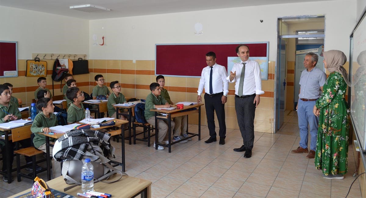 İlçemiz Kaymakamı Sezgin Üçüncü Korkuteli Şehit Tuncay Arslan İmam Hatip Ortaokulunu ziyareti