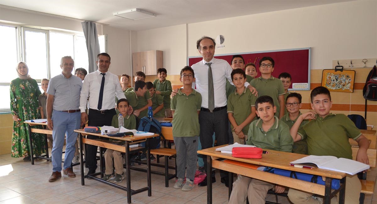 İlçemiz Kaymakamı Sezgin Üçüncü Korkuteli Şehit Tuncay Arslan İmam Hatip Ortaokulunu ziyareti