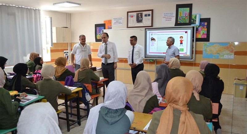 İlçemiz Kaymakamı Sezgin Üçüncü Korkuteli Şehit Tuncay Arslan İmam Hatip Ortaokulunu ziyareti