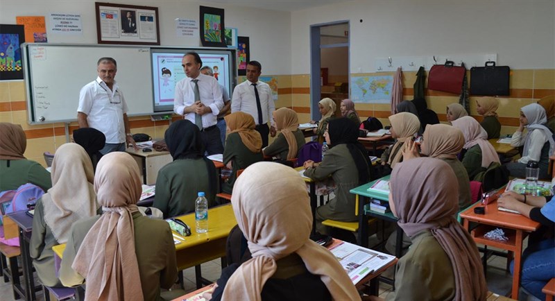 İlçemiz Kaymakamı Sezgin Üçüncü Korkuteli Şehit Tuncay Arslan İmam Hatip Ortaokulunu ziyareti
