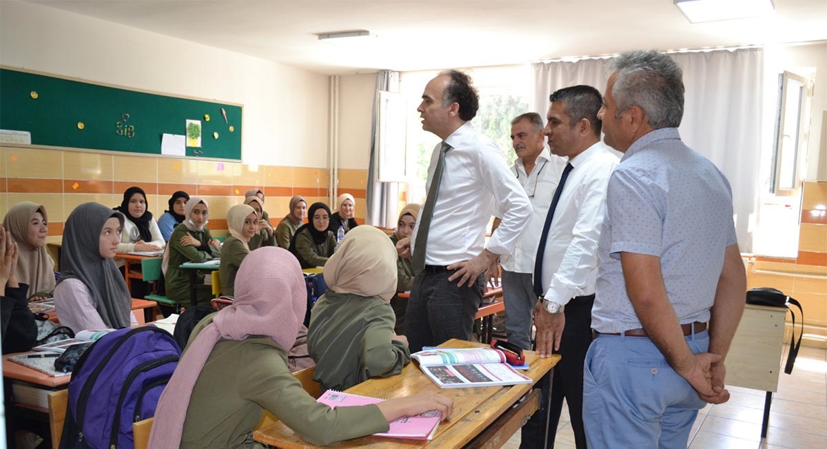 İlçemiz Kaymakamı Sezgin Üçüncü Korkuteli Şehit Tuncay Arslan İmam Hatip Ortaokulunu ziyareti