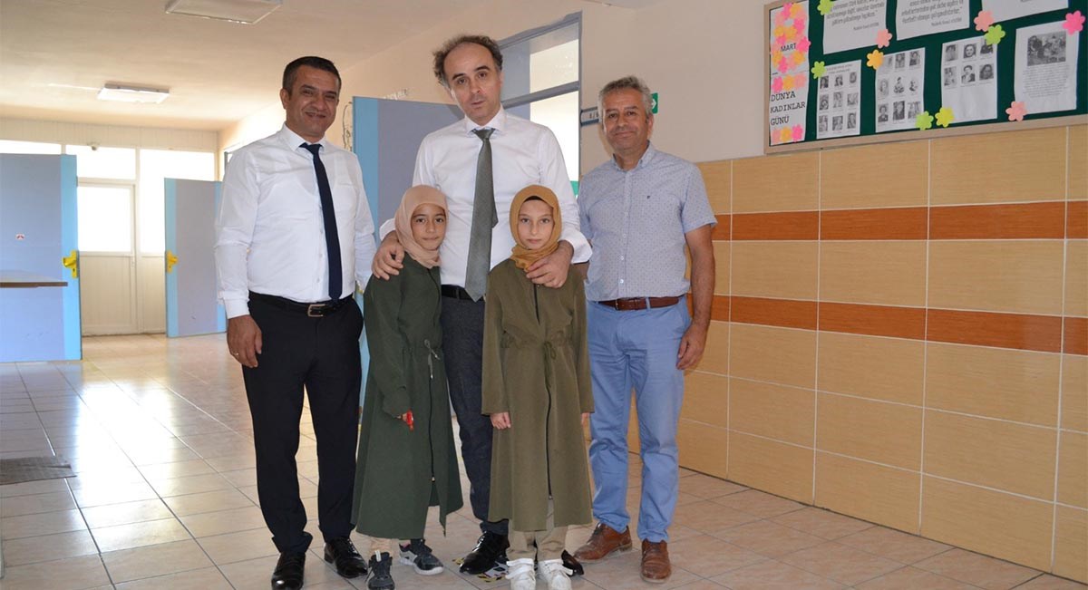 İlçemiz Kaymakamı Sezgin Üçüncü Korkuteli Şehit Tuncay Arslan İmam Hatip Ortaokulunu ziyareti