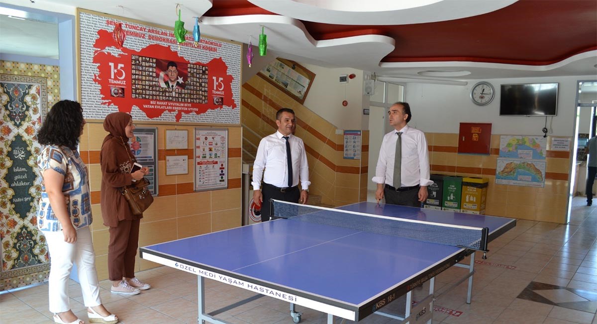 İlçemiz Kaymakamı Sezgin Üçüncü Korkuteli Şehit Tuncay Arslan İmam Hatip Ortaokulunu ziyareti