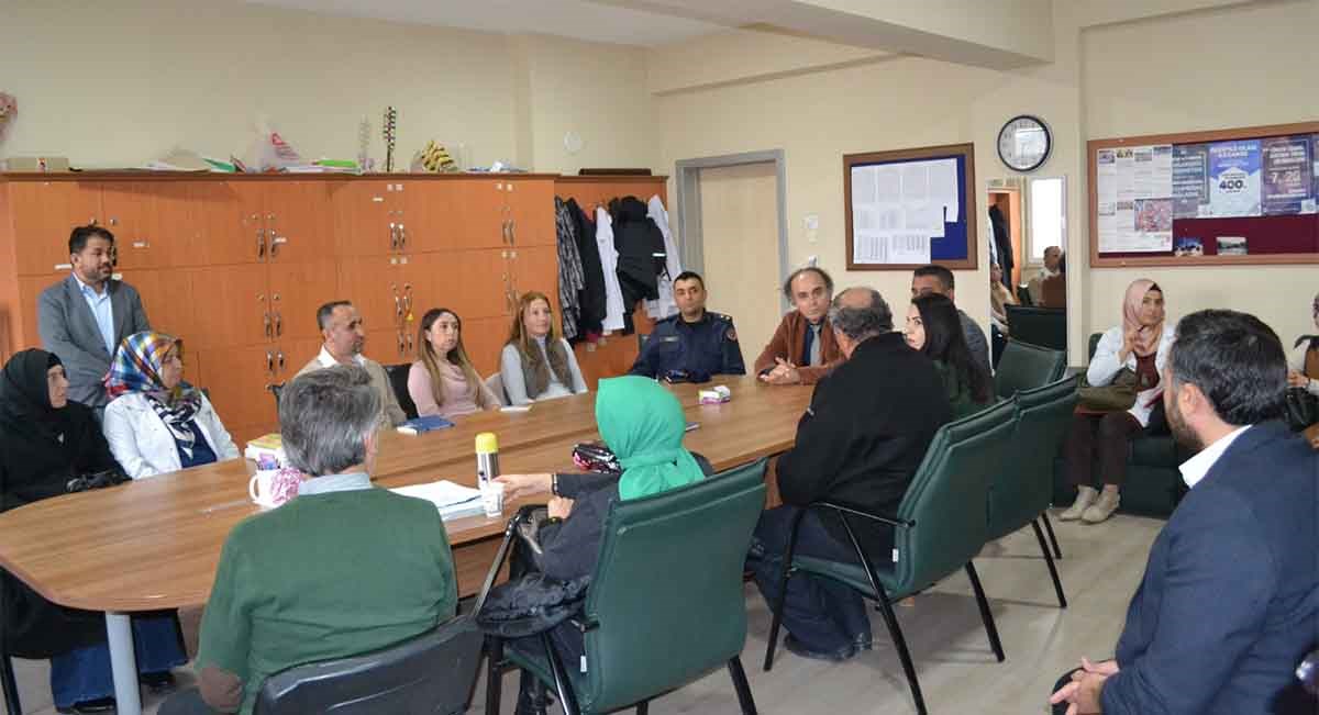 İlçe Kaymakamı Sezgin Üçüncü AHENK Projesi kapsamında Korkuteli Hasan Özdemirci Kız Anadolu İmam hatip lisesini ziyareti