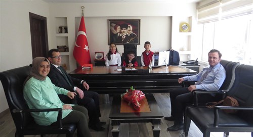 İlçemiz Kaymakamı Resul Özdemir, 23 Nisan Ulusal Egemenlik ve Çocuk Bayramı Nedeniyle Öğrencileri Makamında Ağırladı