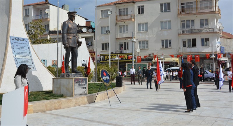 Anıt Meydanda Atatürk Anıtına çelenk sunulması