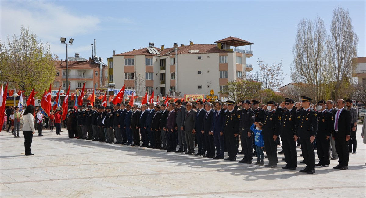 Anıt Meydanda Atatürk Anıtına çelenk sunulması